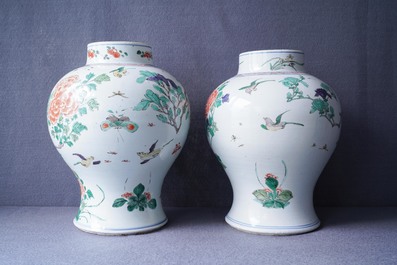 Une paire de vases en porcelaine de Chine famille verte, Kangxi