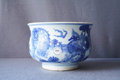 Un br&ucirc;le-parfum en porcelaine de Chine en bleu et blanc, &eacute;poque Transition