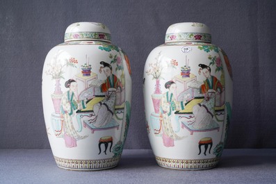 Une paire de vases couverts en porcelaine de Chine famille rose, 19/20&egrave;me