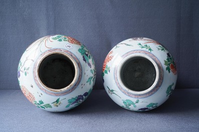 Une paire de vases en porcelaine de Chine famille verte, Kangxi