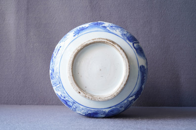 Un br&ucirc;le-parfum en porcelaine de Chine en bleu et blanc, &eacute;poque Transition