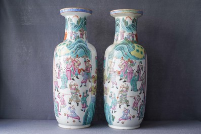 Une paire de vases de forme rouleau en porcelaine de Chine famille rose, 19&egrave;me
