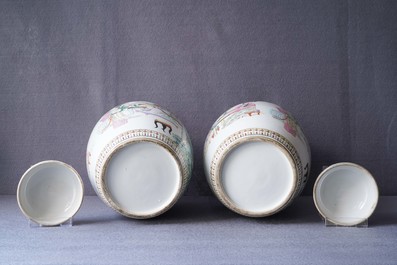 Une paire de vases couverts en porcelaine de Chine famille rose, 19/20&egrave;me