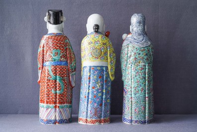 Drie Chinese famille rose figuren van de sterrengoden, 19/20e eeuw