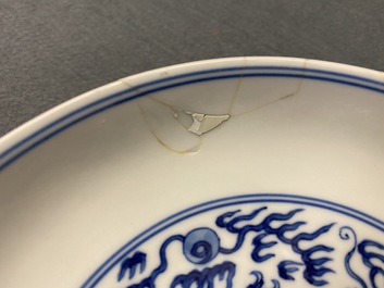 Een Chinees blauw-wit 'draken' bord, Qianlong merk en periode