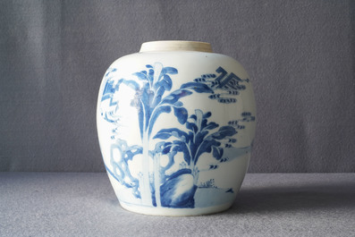 Un pot &agrave; gingembre en porcelaine de Chine en bleu et blanc &agrave; d&eacute;cor figuratif, Kangxi