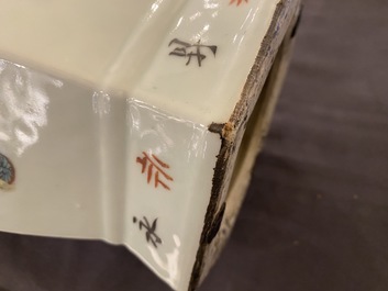 Une paire de vases de forme hexagonale en porcelaine de Chine qianjiang cai, 19/20&egrave;me