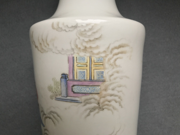 Une paire de vases de forme rouleau en porcelaine de Chine famille rose, 20&egrave;me