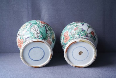 Une paire de vases en porcelaine de Chine famille verte, Kangxi