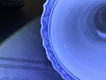 Une paire de vases de forme yenyen en porcelaine de Chine en bleu et blanc, Kangxi