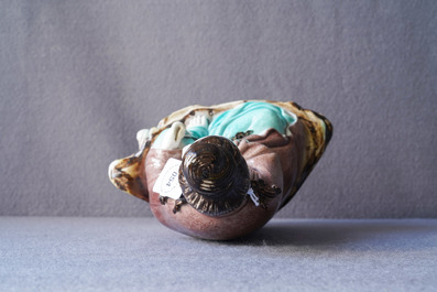 Une figure de Bouddha en porcelaine de Chine biscuit &eacute;maill&eacute; verte, marque en creux, R&eacute;publique