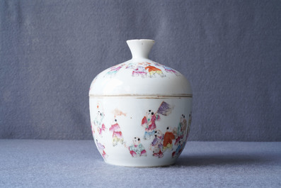 Een Chinese famile rose dekselkom met decor van het lentefestival, Guangxu merk, 19/20e eeuw