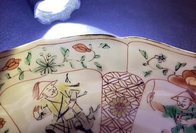 Een paar Chinese famille verte borden in lotusvorm met Mu Guiying, Kangxi