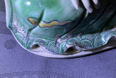 Un groupe en biscuit &eacute;maill&eacute; vert figurant Guanyin &agrave; l'enfant sur tr&ocirc;ne de lotus, Kangxi