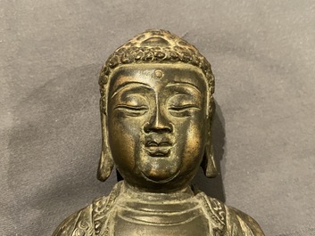 Une figure de Bouddha sur tr&ocirc;ne de lotus en bronze, Chine, Ming