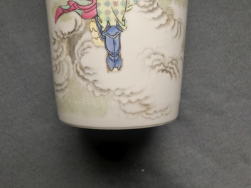 Une paire de vases de forme rouleau en porcelaine de Chine famille rose, 20&egrave;me