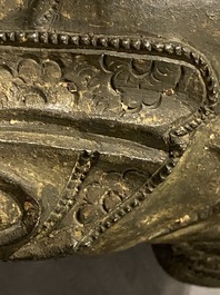 Une figure de Bouddha sur tr&ocirc;ne de lotus en bronze, Chine, Ming