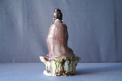 Une figure de Bouddha en porcelaine de Chine biscuit &eacute;maill&eacute; verte, marque en creux, R&eacute;publique