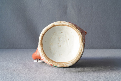 Une verseuse de type kinrande en forme de p&ecirc;che, Jiajing