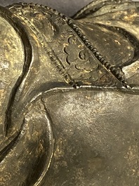 Une figure de Bouddha sur tr&ocirc;ne de lotus en bronze, Chine, Ming