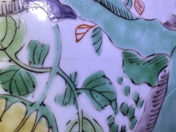 Une paire de vases en porcelaine de Chine famille verte, Kangxi