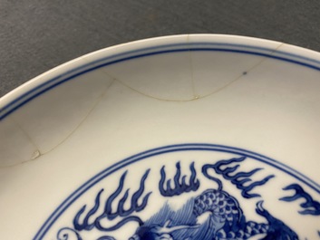 Een Chinees blauw-wit 'draken' bord, Qianlong merk en periode