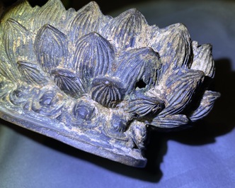 Une figure de Bouddha sur tr&ocirc;ne de lotus en bronze, Chine, Ming