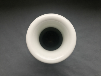Une paire de vases de forme rouleau en porcelaine de Chine famille rose, 20&egrave;me