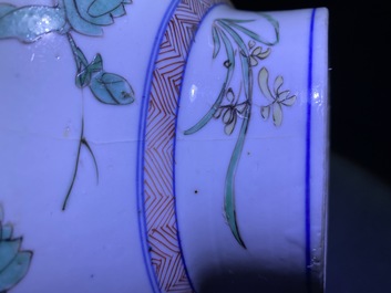 Une paire de vases en porcelaine de Chine famille verte, Kangxi