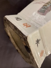 Une paire de vases de forme hexagonale en porcelaine de Chine qianjiang cai, 19/20&egrave;me