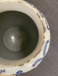 Een Chinese blauw-witte balustervaas met antiquiteiten, Kangxi