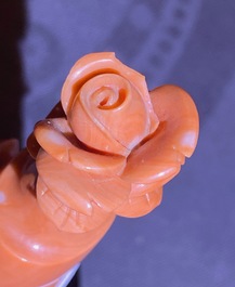 Une tabati&egrave;re en corail rouge &agrave; d&eacute;cor de roses, Chine, 19/20&egrave;me
