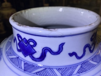 Een Chinese blauw-witte balustervaas met antiquiteiten, Kangxi