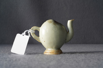 Une th&eacute;i&egrave;re miniature en forme de p&ecirc;che en porcelaine de Chine &agrave; &eacute;mail junyao, Kangxi/Qianlong