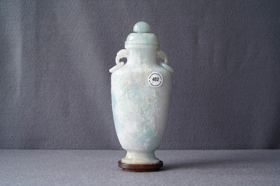 Een Chinese jade dekselvaas met reli&euml;fdecor van onsterfelijken, 19e eeuw