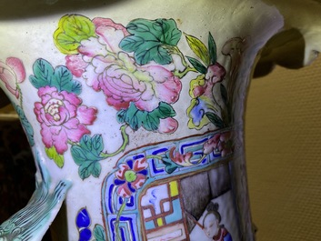 Une paire de grands vases en porcelaine de Chine famille rose, 19&egrave;me