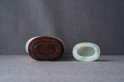 Een Chinese jade dekselvaas met reli&euml;fdecor van onsterfelijken, 19e eeuw