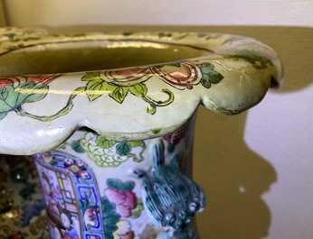 Une paire de grands vases en porcelaine de Chine famille rose, 19&egrave;me