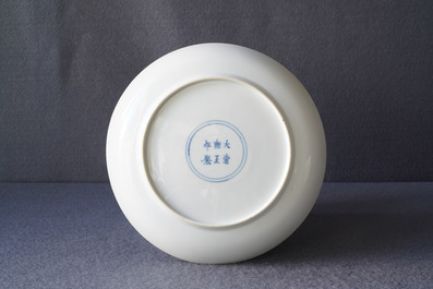 Een Chinees famille rose eierschaal bord met turquoise fondkleur, Yongzheng merk en periode