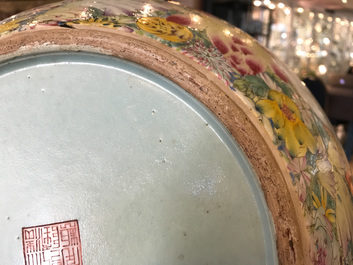 Une paire de vases de forme tianqiu ping en porcelaine de Chine famille rose, marque de Qianlong, 19/20&egrave;me