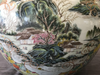 Une paire de vases de forme tianqiu ping en porcelaine de Chine famille rose, marque de Qianlong, 19/20&egrave;me