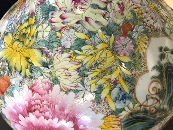 Une paire de vases de forme tianqiu ping en porcelaine de Chine famille rose, marque de Qianlong, 19/20&egrave;me
