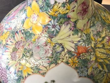 Une paire de vases de forme tianqiu ping en porcelaine de Chine famille rose, marque de Qianlong, 19/20&egrave;me