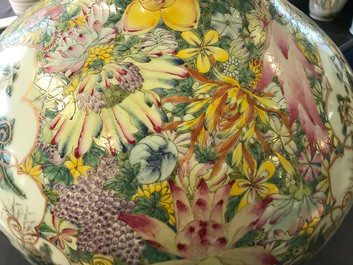 Une paire de vases de forme tianqiu ping en porcelaine de Chine famille rose, marque de Qianlong, 19/20&egrave;me