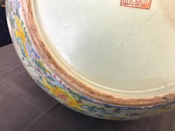 Une paire de vases de forme tianqiu ping en porcelaine de Chine famille rose, marque de Qianlong, 19/20&egrave;me