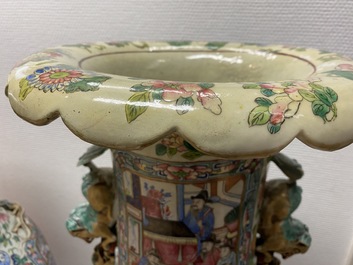 Une paire de grands vases en porcelaine de Chine famille rose, 19&egrave;me