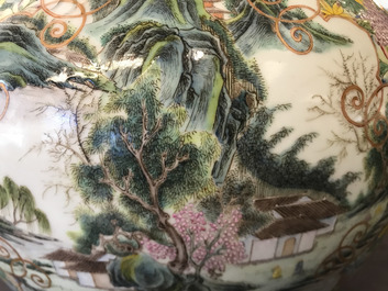 Une paire de vases de forme tianqiu ping en porcelaine de Chine famille rose, marque de Qianlong, 19/20&egrave;me