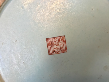 Une paire de vases de forme tianqiu ping en porcelaine de Chine famille rose, marque de Qianlong, 19/20&egrave;me
