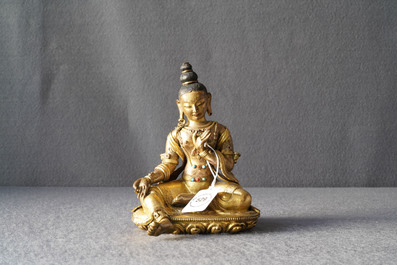 Une figure de Tara en bronze dor&eacute; incrust&eacute; de corail et turquoise, Sino-Tibet, 18&egrave;me