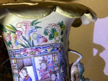 Une paire de grands vases en porcelaine de Chine famille rose, 19&egrave;me